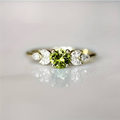 Ring i vintagestil med olivgrön zirkonia och jordig färg