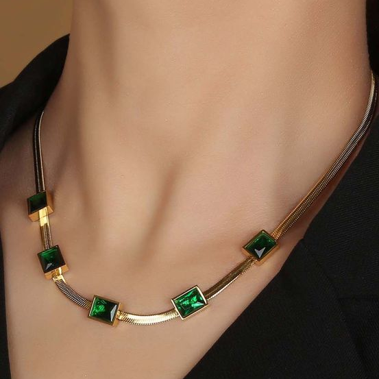 Halsband i vintagestil med grön zirkonia och klart glitter