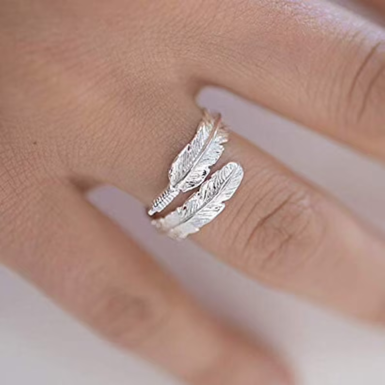 Vintage-Style Leaf Ring with Botanical Detail in Silver Colour