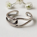 Vintage-Style Knotted Ring with Soft Texture in Silver Colour