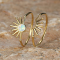Ringset med sol i vintagestil, skimrande stenar och varmt sken