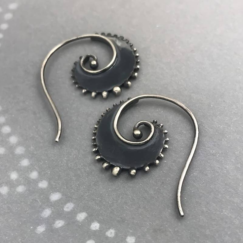 Spiralörhängen i vintagestil med tentakler och havsdjursdesign