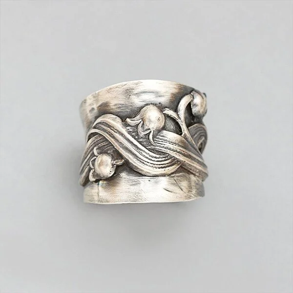 Ring med rosmotiv och detaljer i vintagestil, silverfärgad