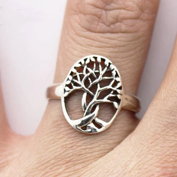 Vintage-Style Tree Ring with Nature Motif in Silver Colour