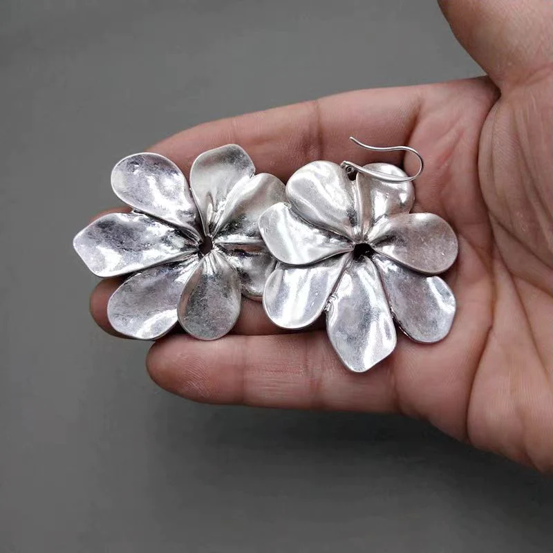 Stiftörhängen i vintagestil med dubbla blommor i silverfärg