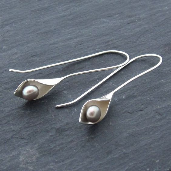 Kallaörhängen med konstpärla i silverfärg