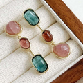 Örhängen i vintagestil med blågröna och rosa stenar i fräsch palett