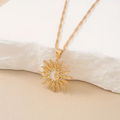 Collar con colgante de sol radiante, rayos marcados y energía cálida