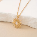 Collar con colgante de sol radiante, rayos marcados y energía cálida