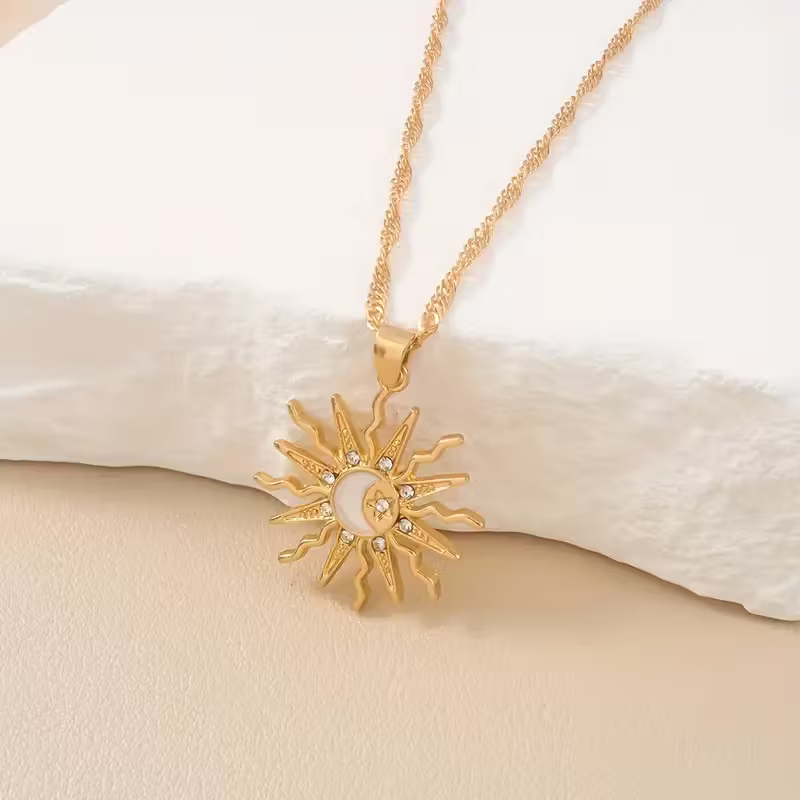 Collar con colgante de sol radiante, rayos marcados y energía cálida