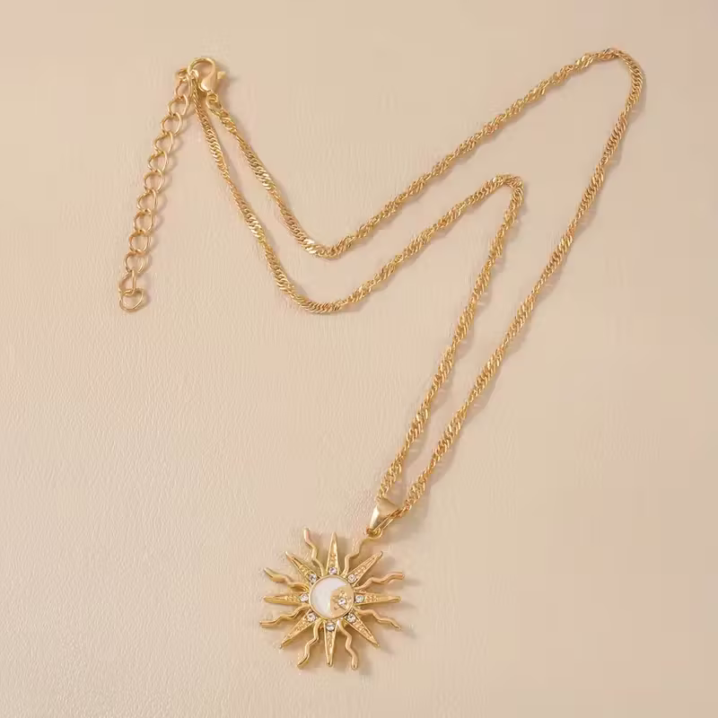 Collar con colgante de sol radiante, rayos marcados y energía cálida