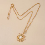 Collar con colgante de sol radiante, rayos marcados y energía cálida