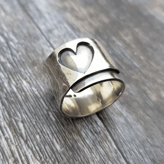 Vintage-Style Heart Ring with Sweet Detailing in Silver Colour
