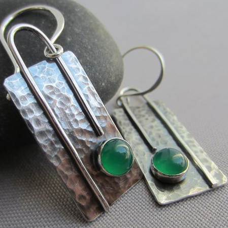 Örhängen i vintagestil med grön detalj i silverfärg