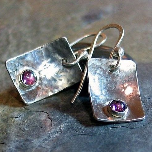 Fyrkantiga örhängen i vintagestil med lila sten i silverfärg