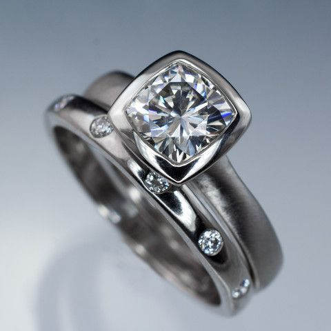 Vintage-Style Ring with Inlaid Cube Crystal in Silver Colour