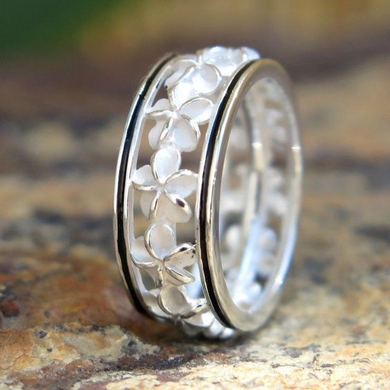 Ring i vintagestil med vita blommor och kronbladsdetaljer, silverfärgad