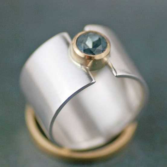 Vintage-Style Inlaid Blue Crystal Ring in Silver Colour