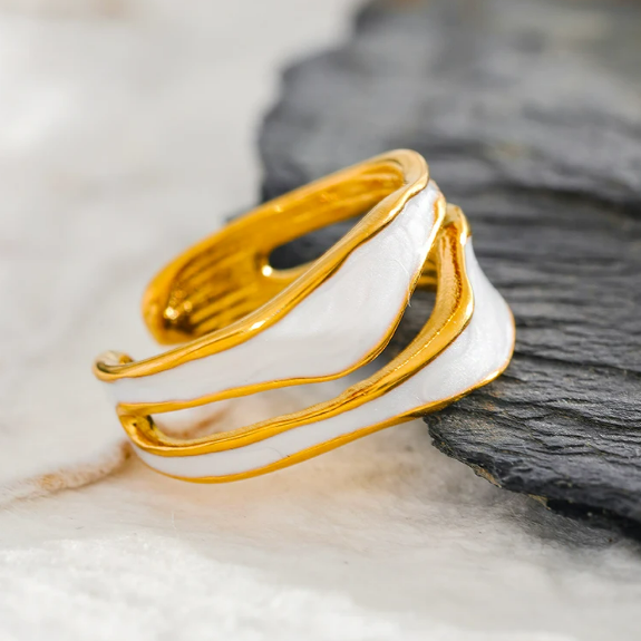 Vintage-Style White Enamel Ring with Contrast in Gold Colour