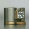 Vintage-Style Two-Tone Ring with Inlaid Glass Stone