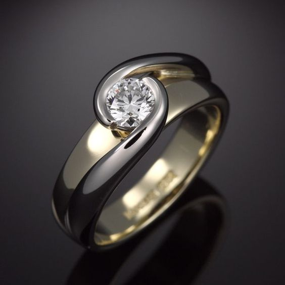 Spiralring med zirkonia i vintagestil, guldfärgad med virvlande skena