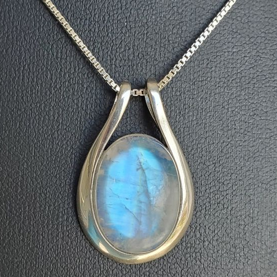 Vintage-Style Iridescent White Stone Pendant Necklace