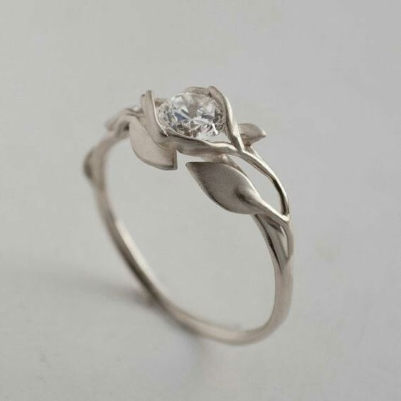 Anillo con hoja de estilo vintage y brillo de circonitas en color plata