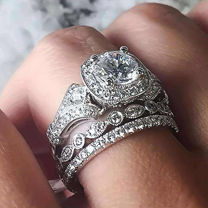 Gnistrande ring i vintagestil med klassisk fattning, silverfärgad
