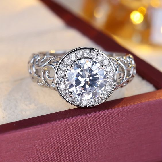 Vintage-Style Sparkling Round Ring with Bright Face in Silver Colour