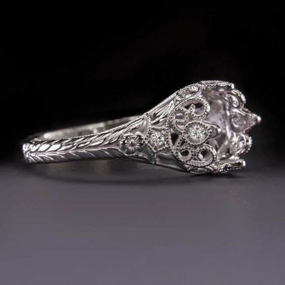 Ring i vintagestil med glassten i enkel fattning, silverfärgad