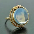 Ring med rund mjölkvit sten i fattning i vintagestil