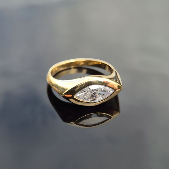 Vintage-Style Eye Motif Ring with Zirconia in Gold Colour