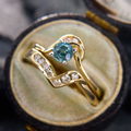 Ring i vintagestil med blågrön kristall, guldfärgad