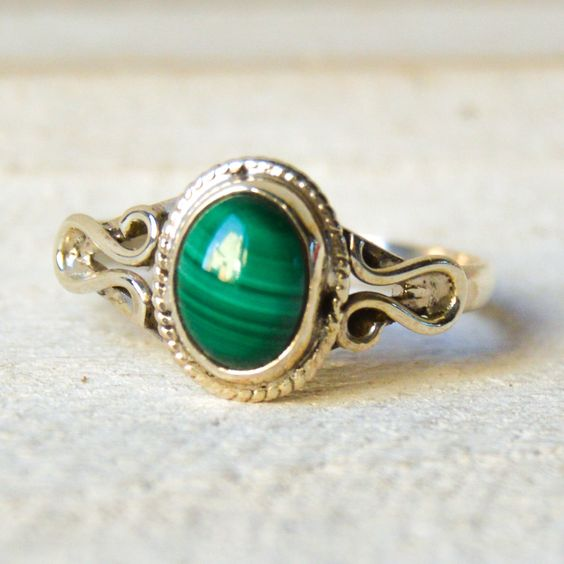 Round Green Stone Ring with Vintage Style in Gold Colour