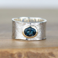 Ring i vintagestil med infälld blå sten, silverfärgad