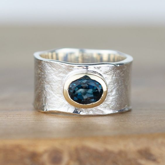 Ring i vintagestil med infälld blå sten, silverfärgad