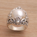 Ring i vintagestil med snirklar och konstpärla i mitten, silverfärgad