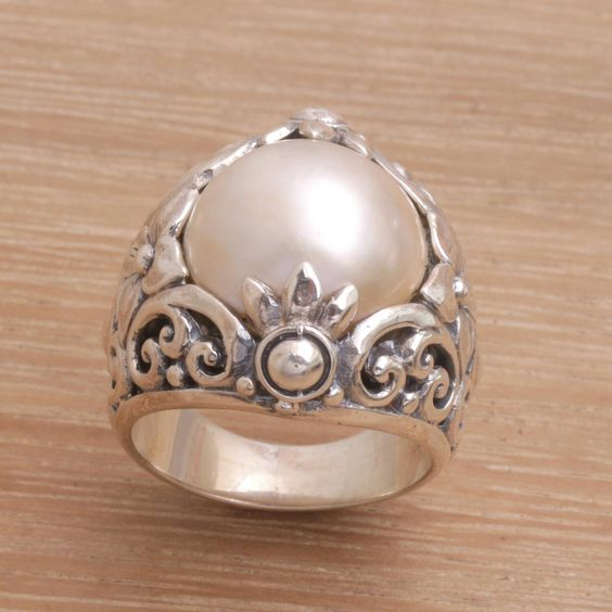 Ring i vintagestil med snirklar och konstpärla i mitten, silverfärgad