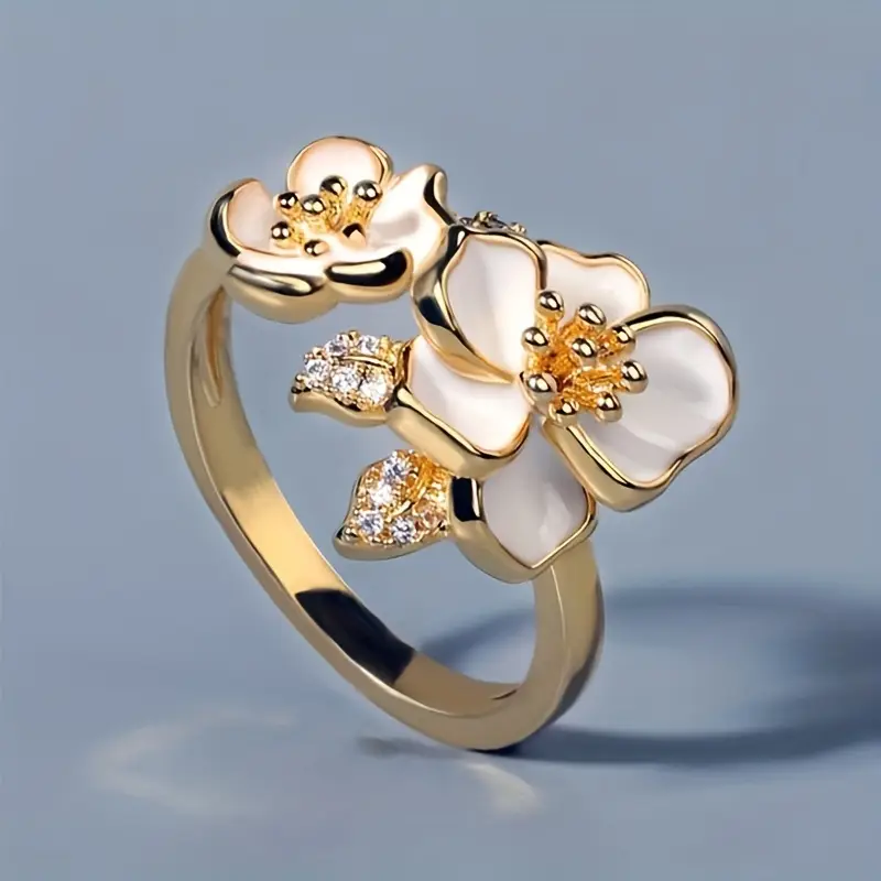 Ring med vit blomma och mjuka kronblad, guldfärgad