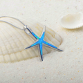 Halsband med sjöstjärnehänge, skimrande sten och strandcharm