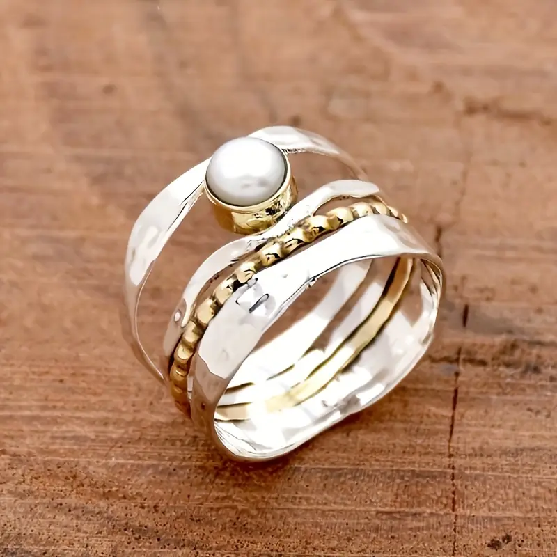 Flerlagrad ring med vit sten och staplad look, silverfärgad
