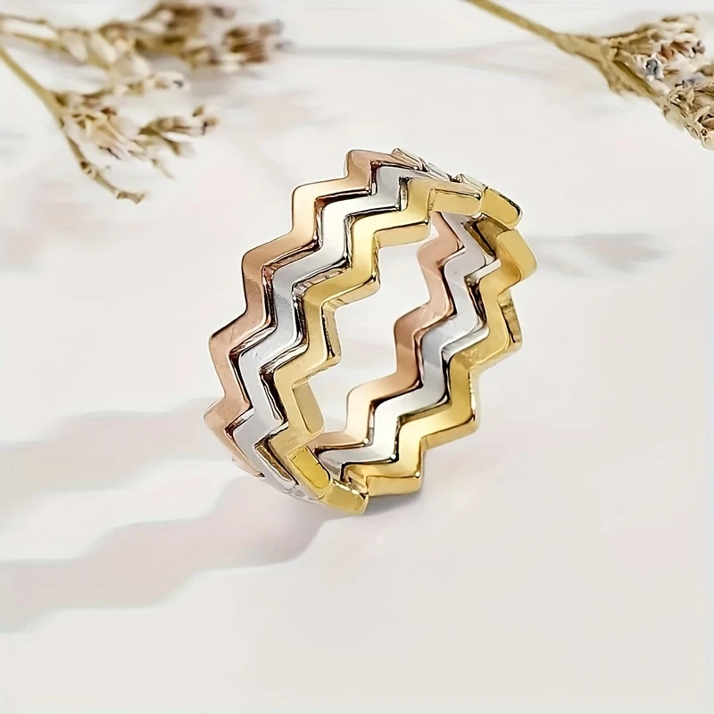 Vågig trefärgad ring med blandade metallskenor och lagerlook