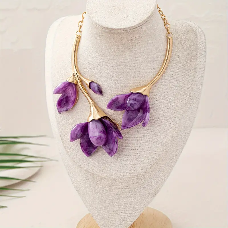 Halsband med violett blomma i varm infattning i guldfärg