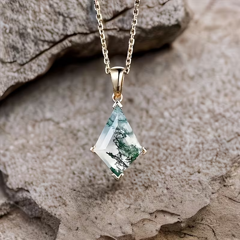 Geometriskt halsband med droppe av grön sten med mossmönster