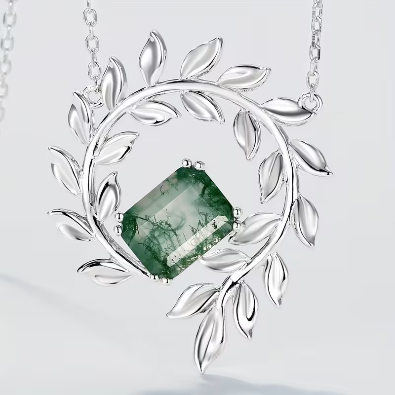 Halsband med ormbunke och grön sten med mossmönster med skogskänsla