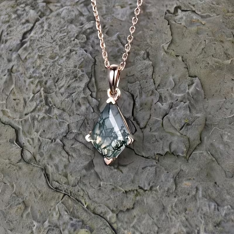 Geometriskt halsband med droppe av grön sten med mossmönster