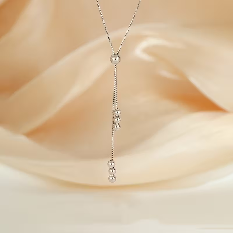 Halsband med rörligt hänge i silverfärg
