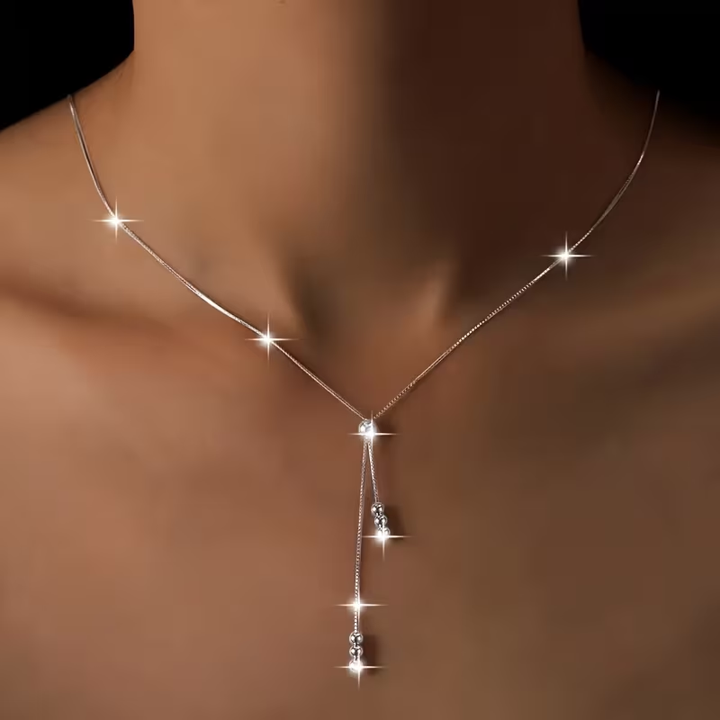 Halsband med rörligt hänge i silverfärg
