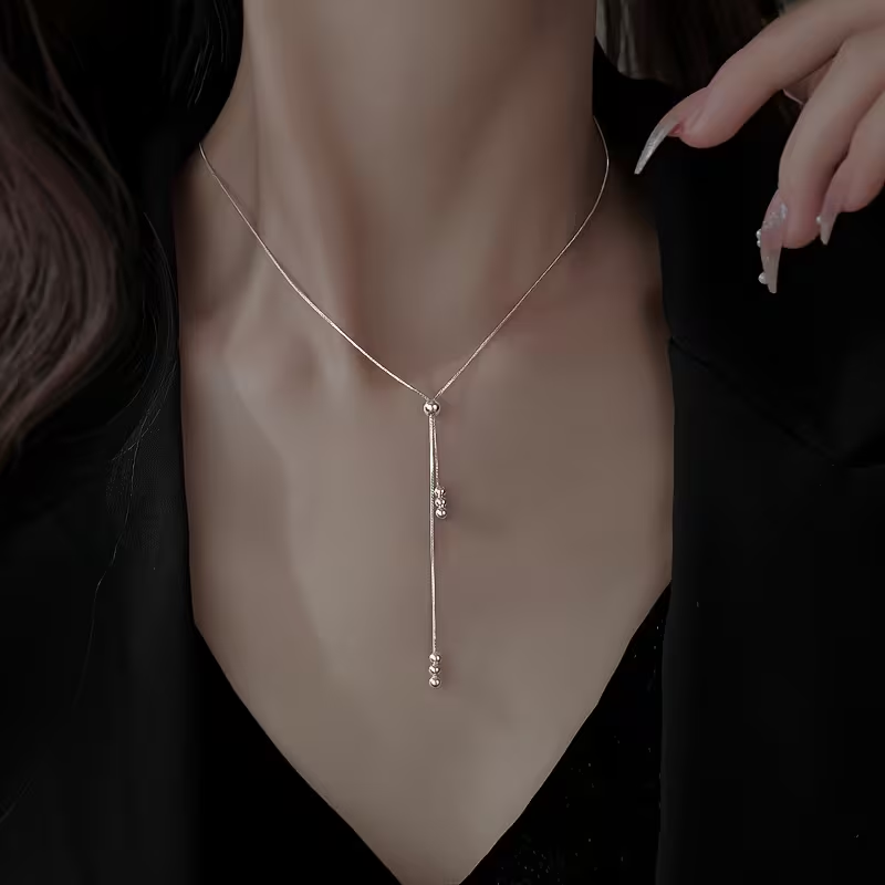 Halsband med rörligt hänge i silverfärg