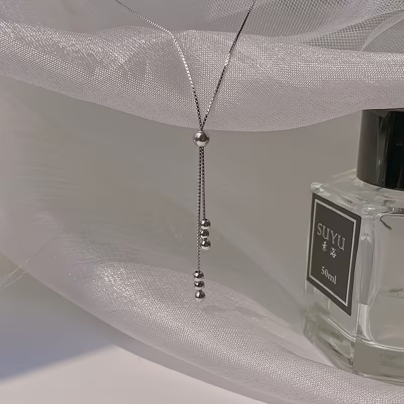Halsband med rörligt hänge i silverfärg